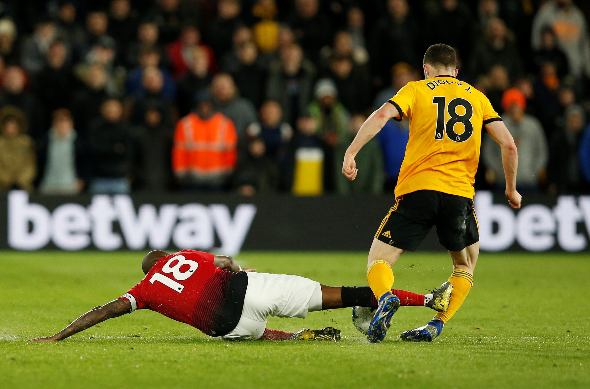 Vua thẻ ra oai, Man United gục ngã trước Wolverhampton - Ảnh 6.