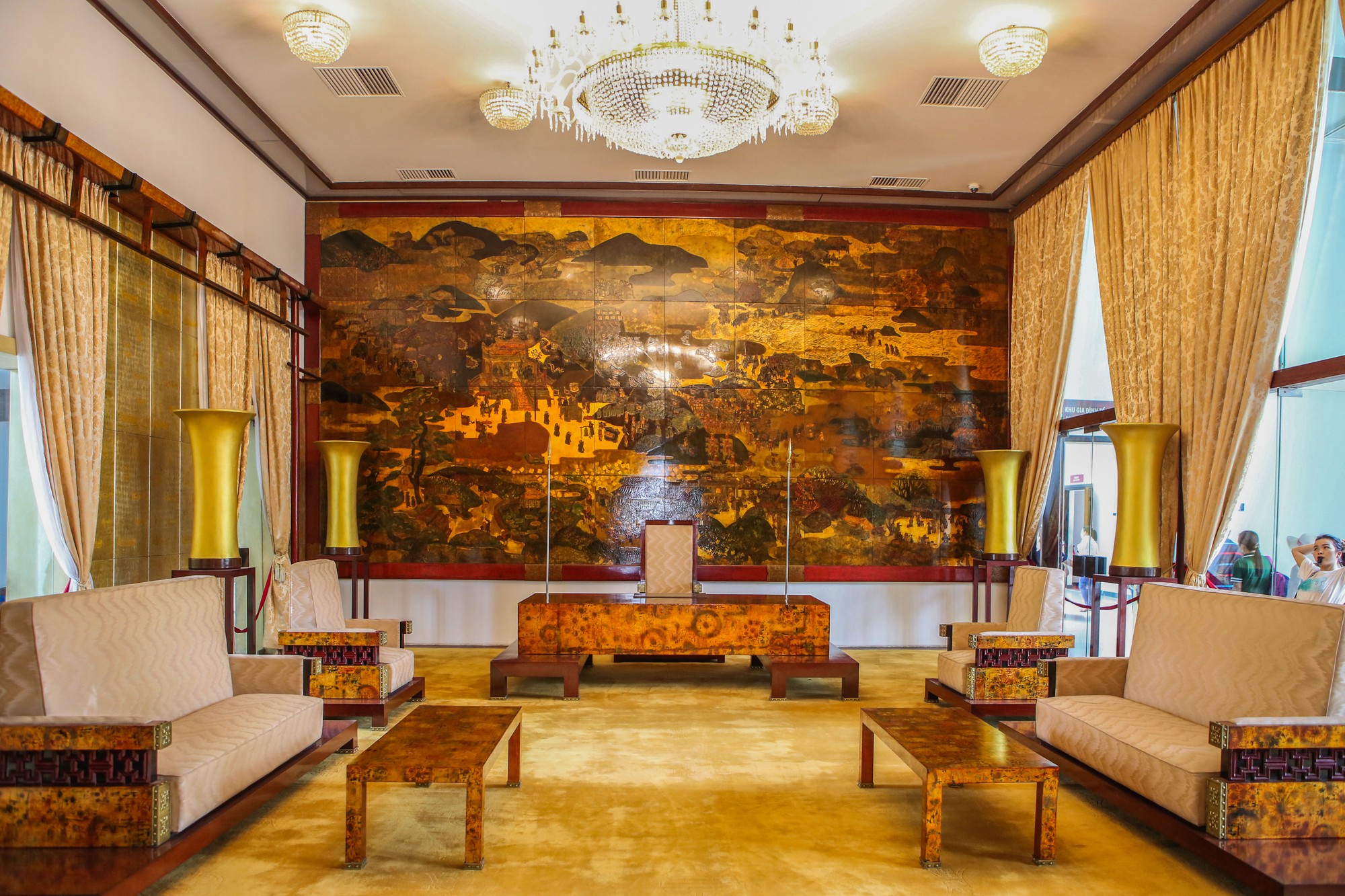 Hàng ngàn lượt khách đổ về Hội trường Thống Nhất trong ngày 30-4 - Ảnh 12.
