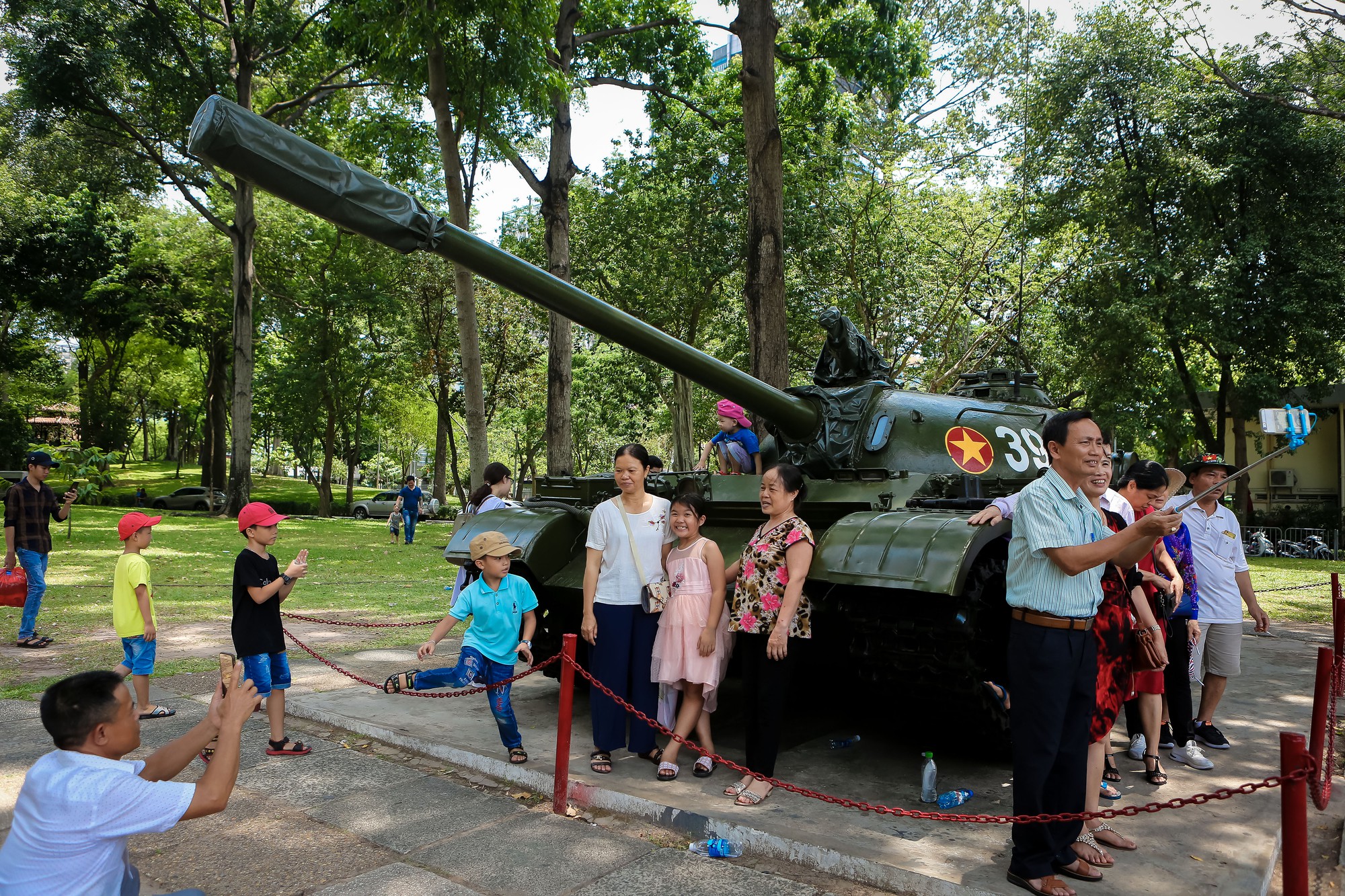 Hàng ngàn lượt khách đổ về Hội trường Thống Nhất trong ngày 30-4 - Ảnh 6.