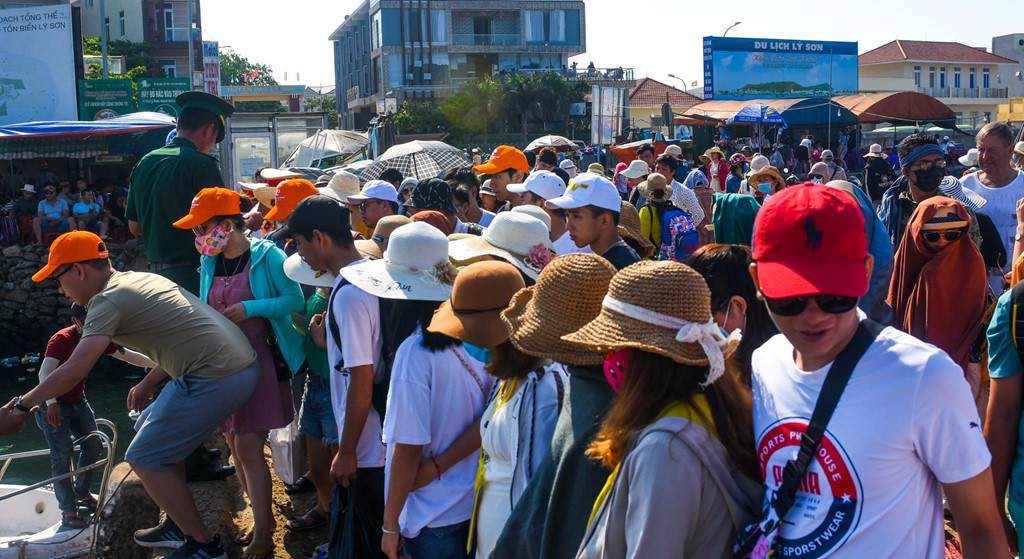 Bất chấp nắng n&oacute;ng d&ograve;ng người vẫn đổ về đảo L&yacute; Sơn để giải nhiệt - Ảnh 3.
