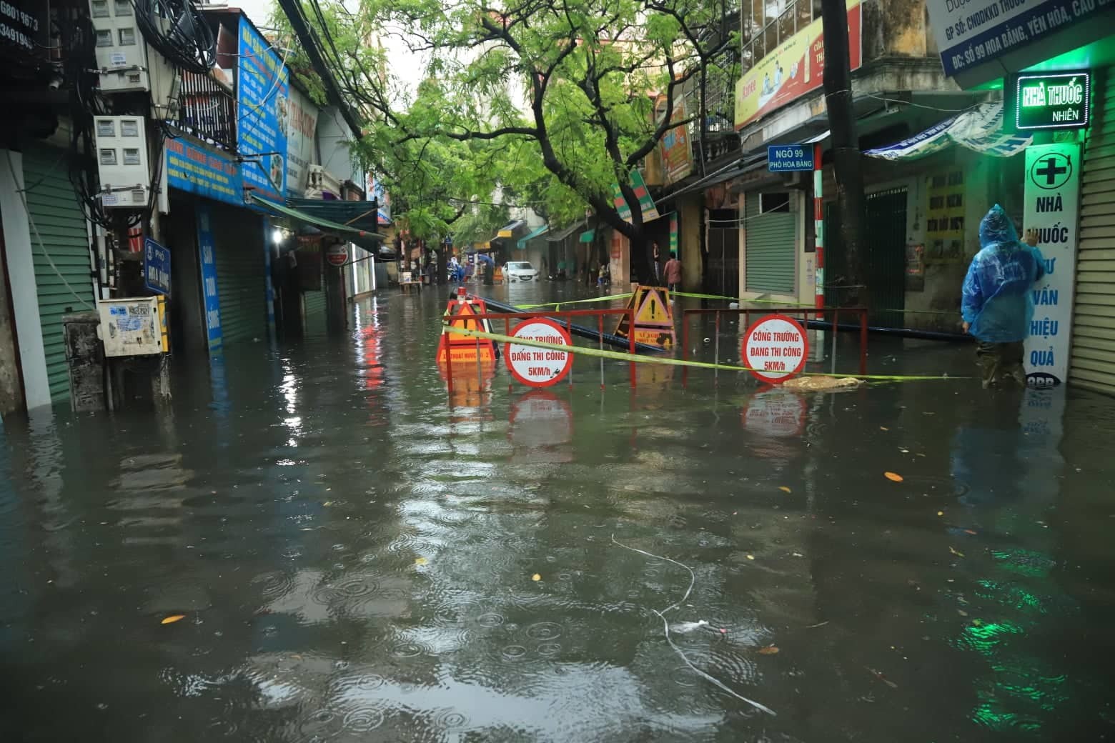 Hà Nội ngập sâu, sinh hoạt của người dân đảo lộn sau cơn mưa lớn