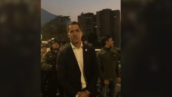 Thủ lĩnh đối lập Venezuela tuy&ecirc;n bố đảo ch&iacute;nh, lật đổ Tổng thống Maduro - Ảnh 1.