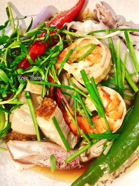 Nghỉ lễ trổ tài nấu món bún mắm của người miền Tây