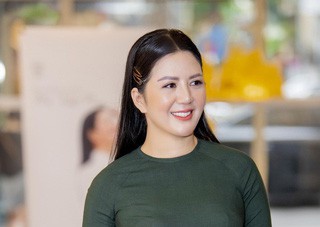 Vợ thứ trưởng Tài chính phớt lờ ồn ào về giải thưởng "Bông hồng quyền lực", ra mắt dự án âm nhạc