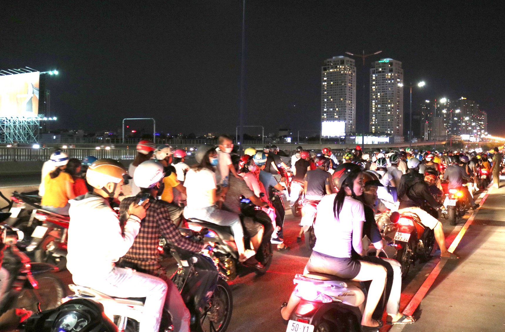 TP HCM: Hàng ngàn người đổ dồn xem pháo hoa, nhiều tuyến đường kẹt cứng - Ảnh 8.