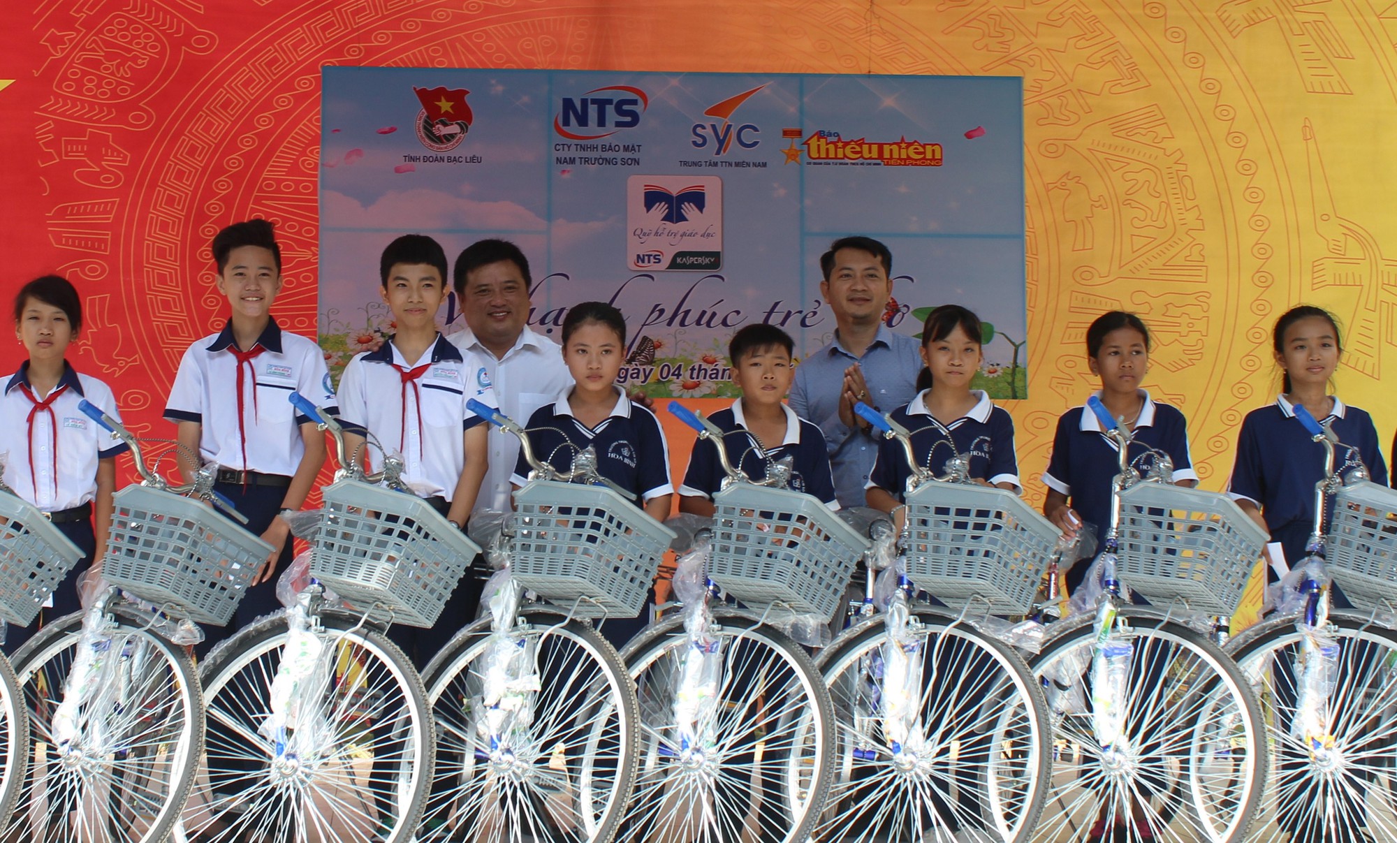 Tỉnh đo&agrave;n Bạc Li&ecirc;u tặng h&agrave;ng trăm phần qu&agrave; cho học sinh ngh&egrave;o hiếu học - Ảnh 4.