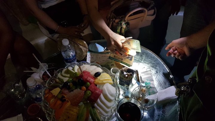 Gần 150 người nghi sử dụng ma t&uacute;y trong qu&aacute;n bar ở quận 5 - Ảnh 3.