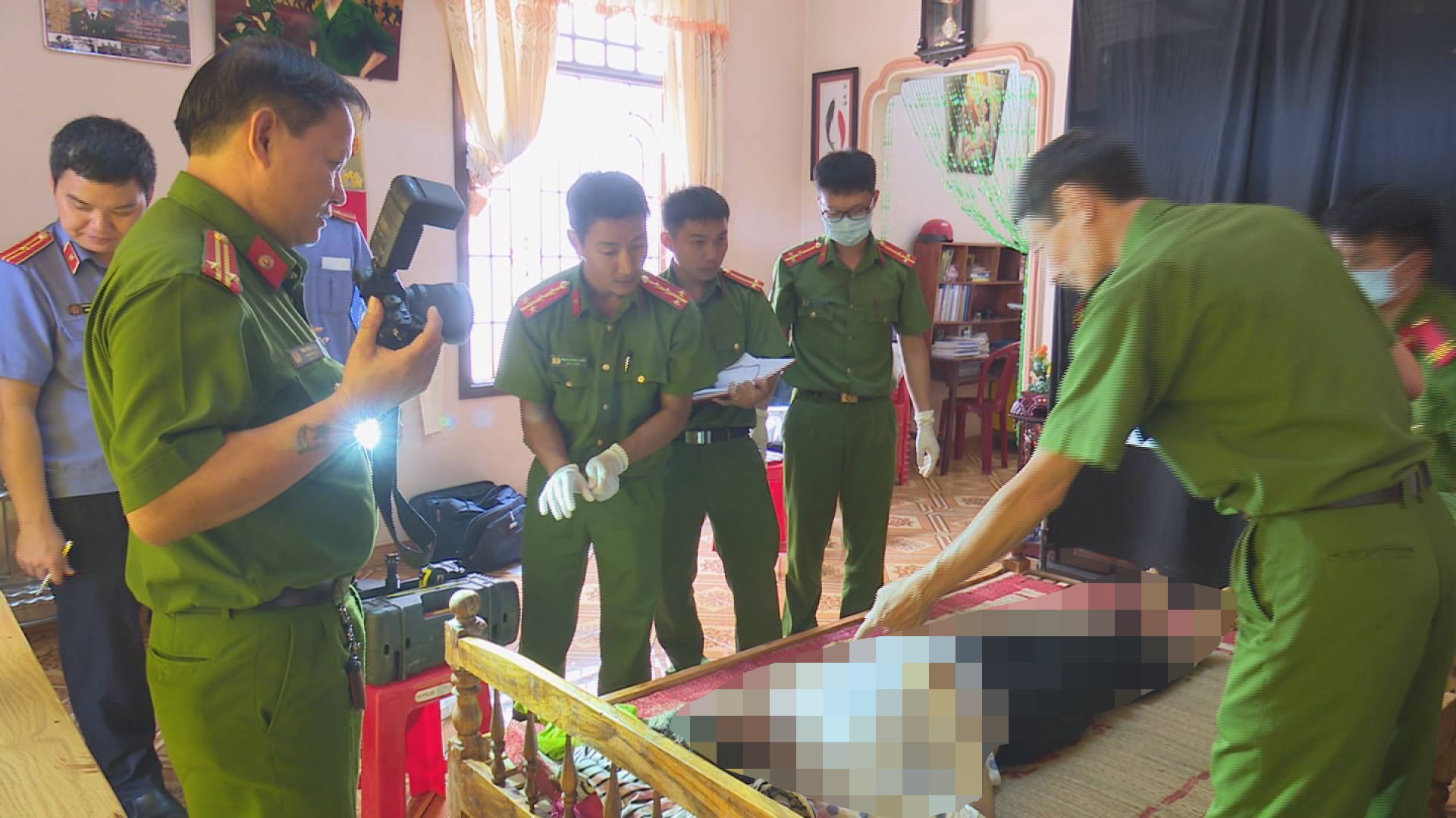 Đ&aacute;nh chết vợ rồi tạo hiện trường giả vụ tai nạn v&agrave; kh&oacute;c thương - Ảnh 3.