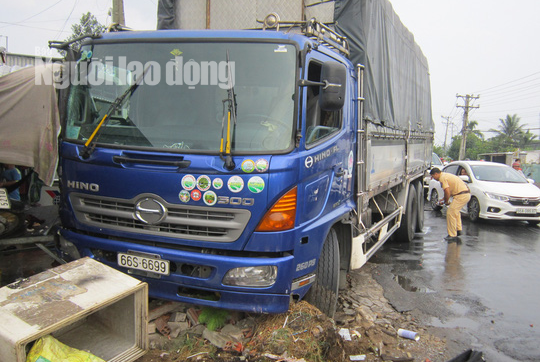 Xe tải tông chết bà bán thịt chó ven đường