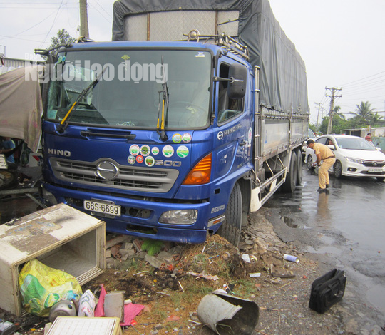 Xe tải tông chết bà bán thịt chó ven đường - Ảnh 1.
