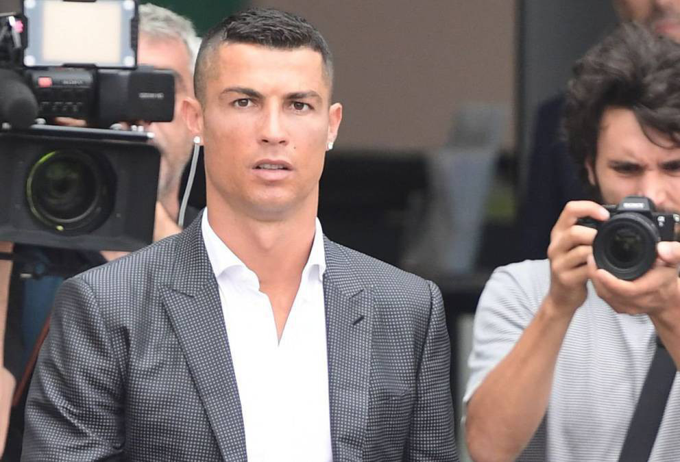 Ronaldo tự cách li vì tiếp xúc đồng đội bị nhiễm SARS-CoV-2