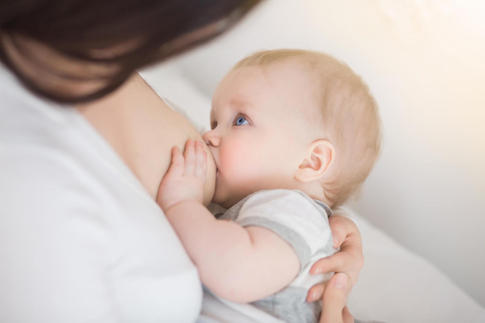 Khi nào có thể "cai" bú đêm cho bé?