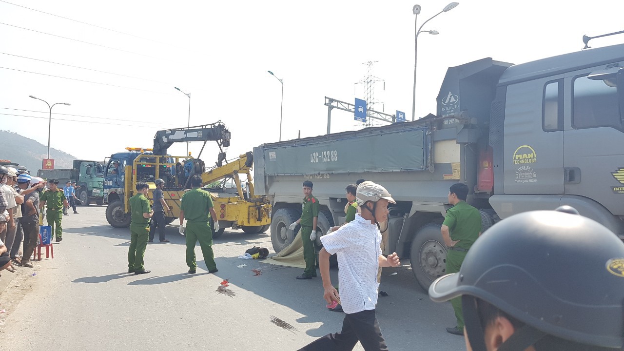 Đà Nẵng: Va chạm với xe ben, một phụ nữ đi trên xe tay ga chết thảm