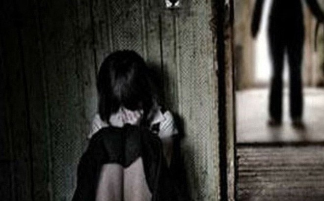 Thấy bé gái phổng phao nên rủ rê làm "chuyện người lớn"