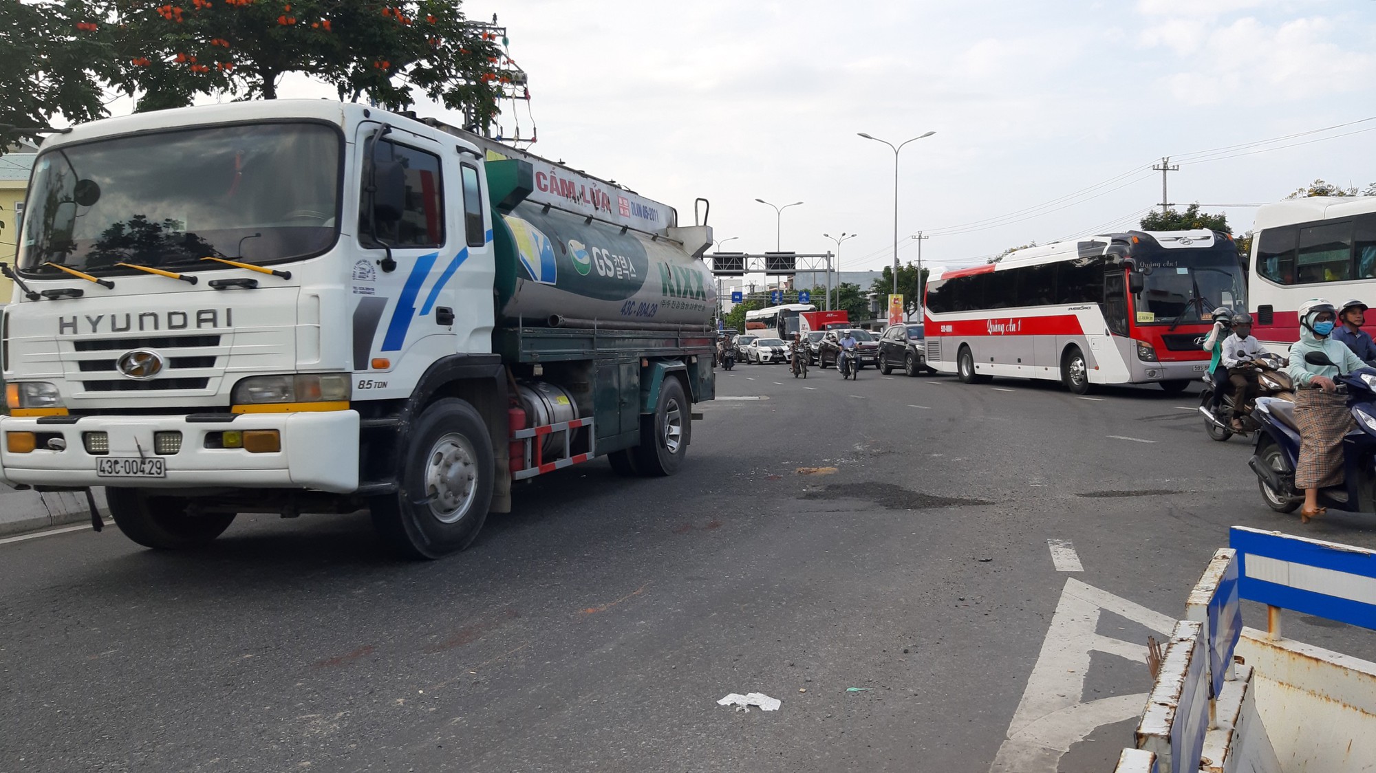 Đ&agrave; Nẵng: 4 ng&agrave;y, 4 người chết v&igrave; tai nạn li&ecirc;n quan đến xe tải - Ảnh 3.