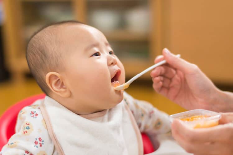 Trẻ sinh non có nên cho ăn dặm sớm?