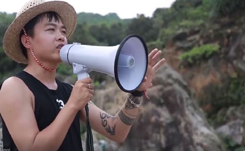 Giám đốc đi nhặt rác
