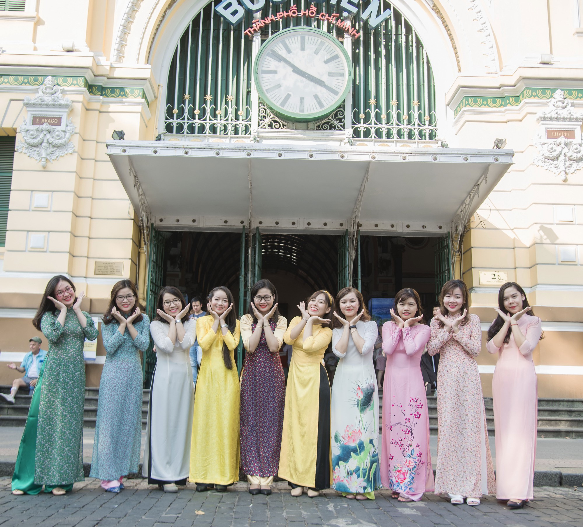 Tôn vinh áo dài Việt