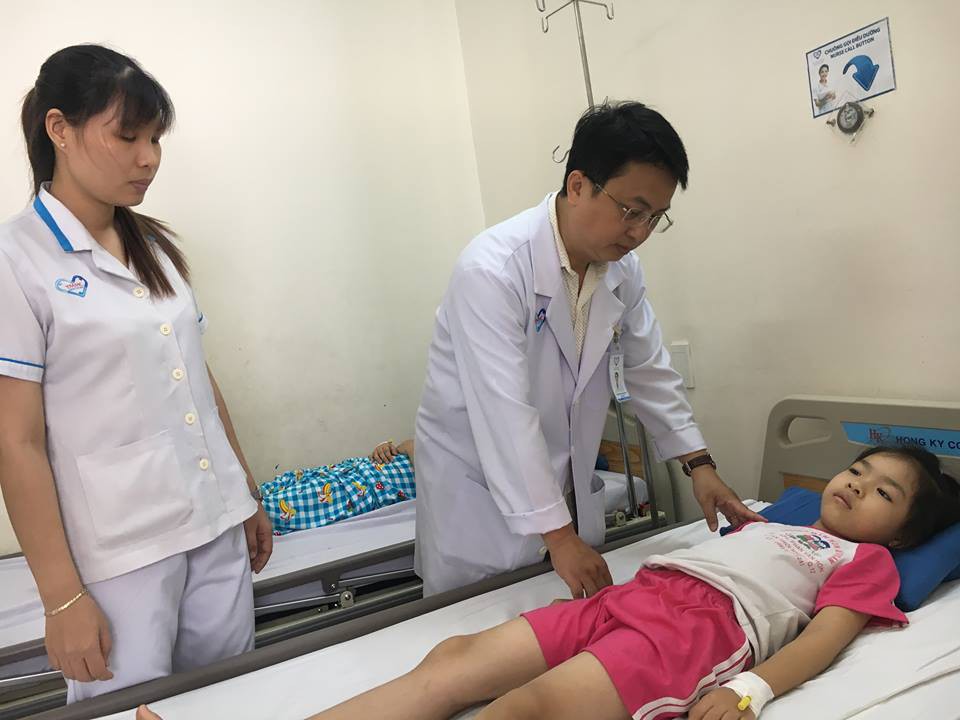 Ngủ trưa dậy, hàng chục học sinh đi cấp cứu
