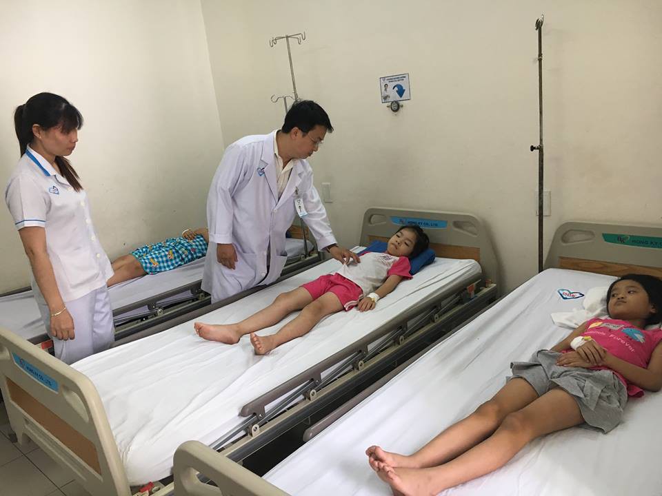 Ngủ trưa dậy, hàng chục học sinh đi cấp cứu - Ảnh 1.
