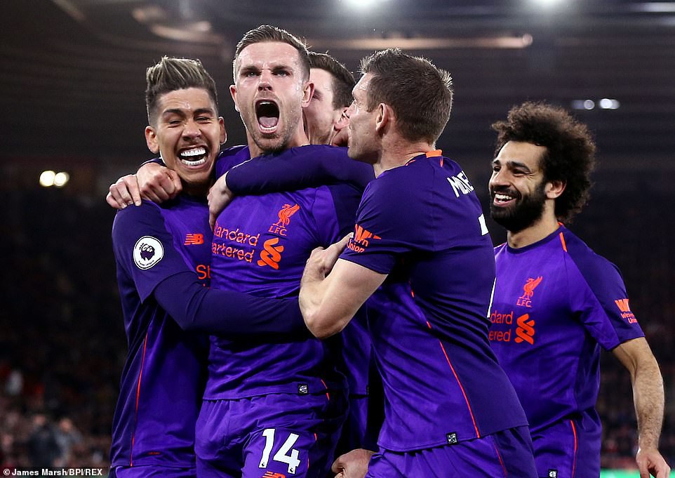 "Vua" Salah trở lại, Liverpool tăng tốc cuộc đua vô địch
