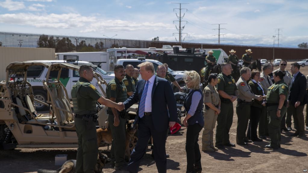 Ông Donald Trump cho xây tường biên giới với Mexico dài không tưởng