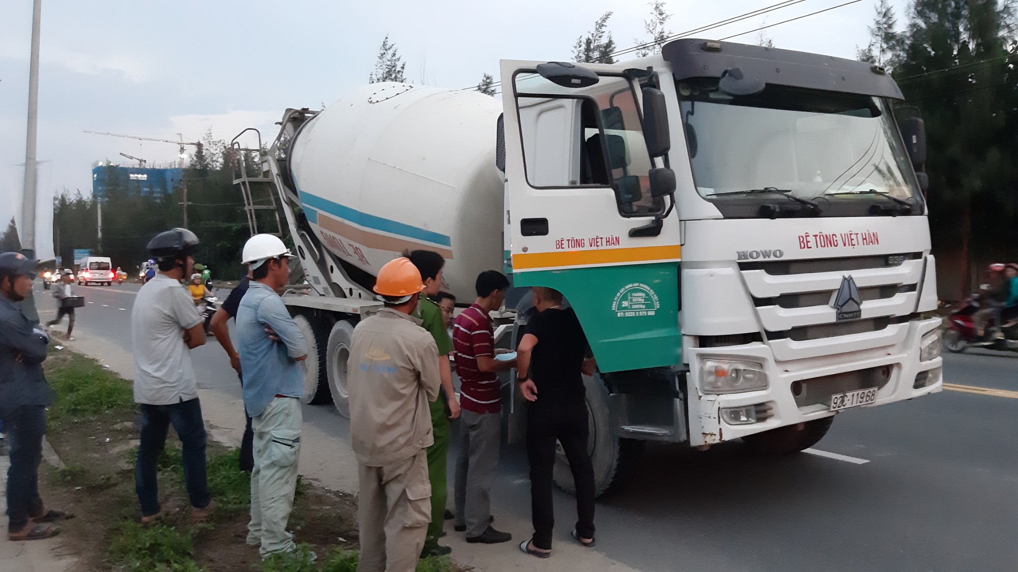 Chưa kịp về đến nhà, nữ công nhân bị xe bồn tông chết