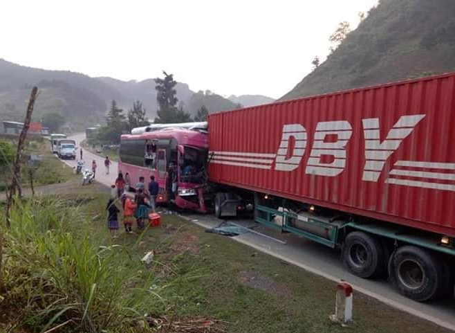 Xe container lấn làn gây tai nạn kinh hãi, tài xế xe khách gãy cả 2 chân