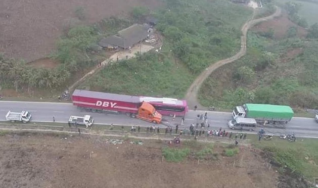 Xe container lấn làn gây tai nạn hinh kãi, tài xế xe khách gẫy cả 2 chân - Ảnh 5.