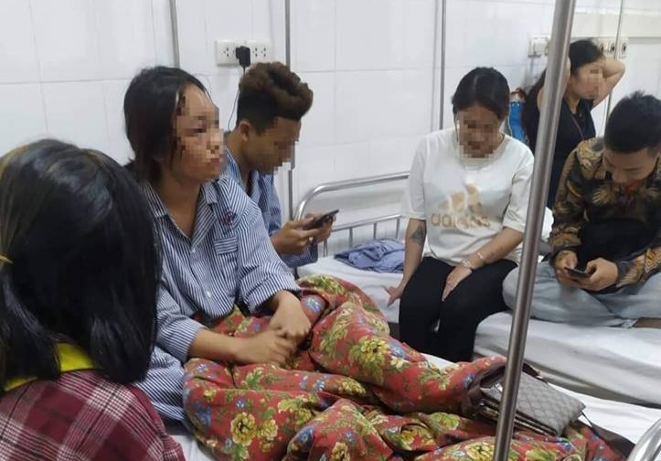 Bị 10 nữ sinh đ&aacute;nh hội đồng, 2 học sinh Quảng Ninh nhập viện - Ảnh 1.