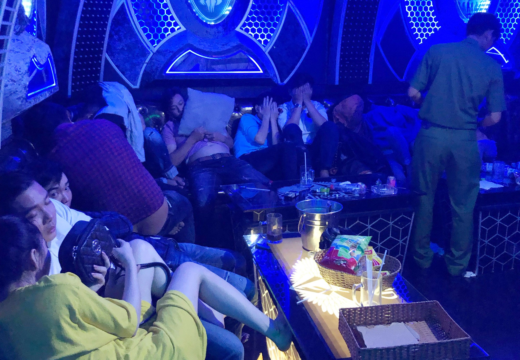 Cà Mau: Gần 100 người dùng ma túy tại quán karaoke