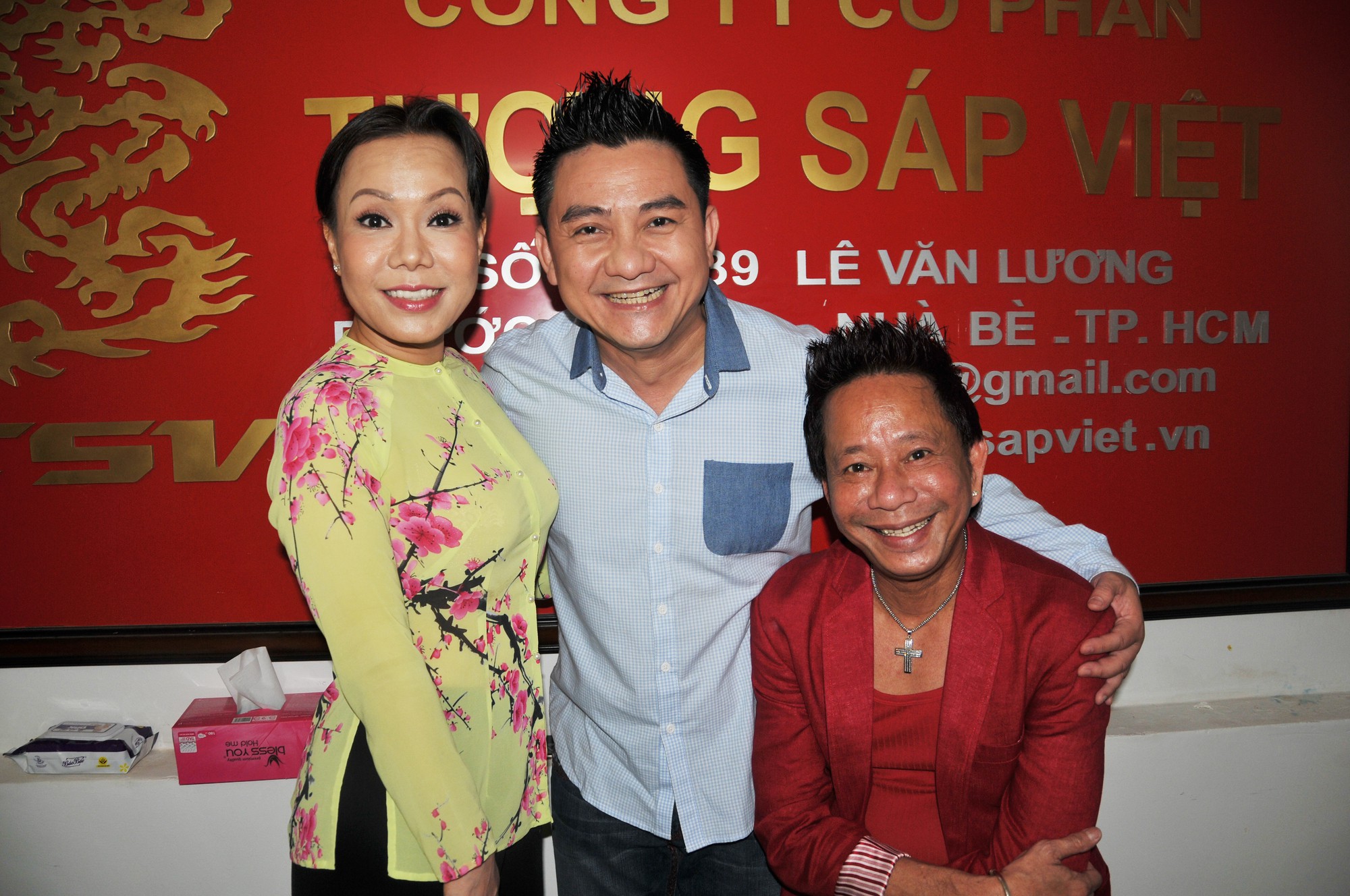 NS Việt Hương khóc nhớ Anh Vũ trong ngày đo tượng sáp
