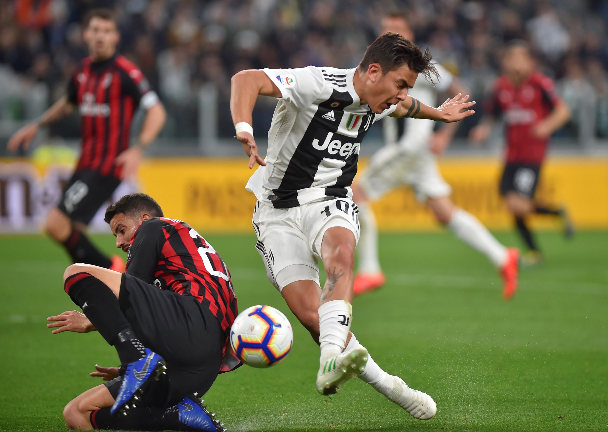 Dortmund thua tan t&aacute;c Bayern Munich, Juventus ngược d&ograve;ng hạ Milan - Ảnh 7.