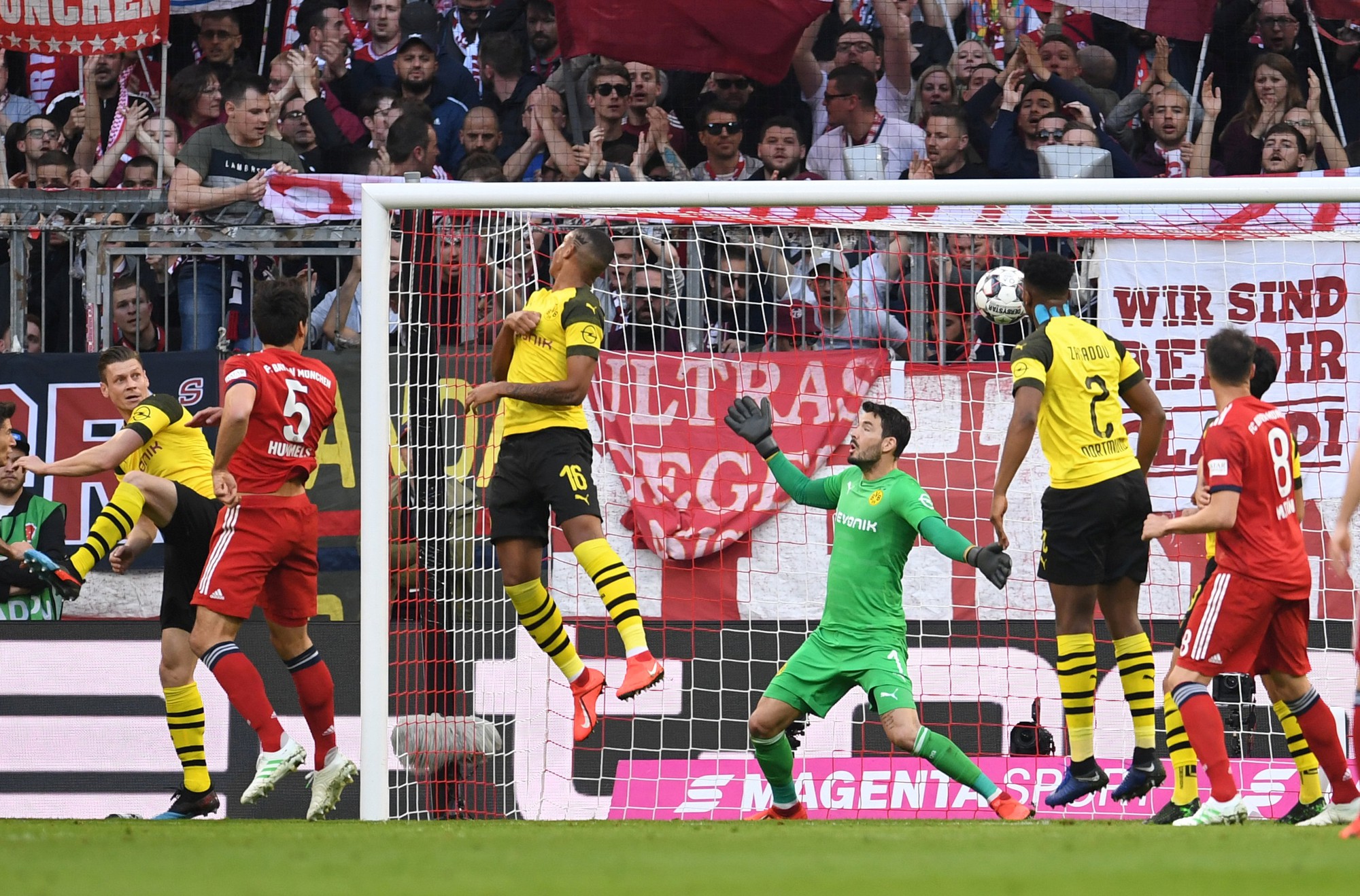 Dortmund thua tan t&aacute;c Bayern Munich, Juventus ngược d&ograve;ng hạ Milan - Ảnh 2.