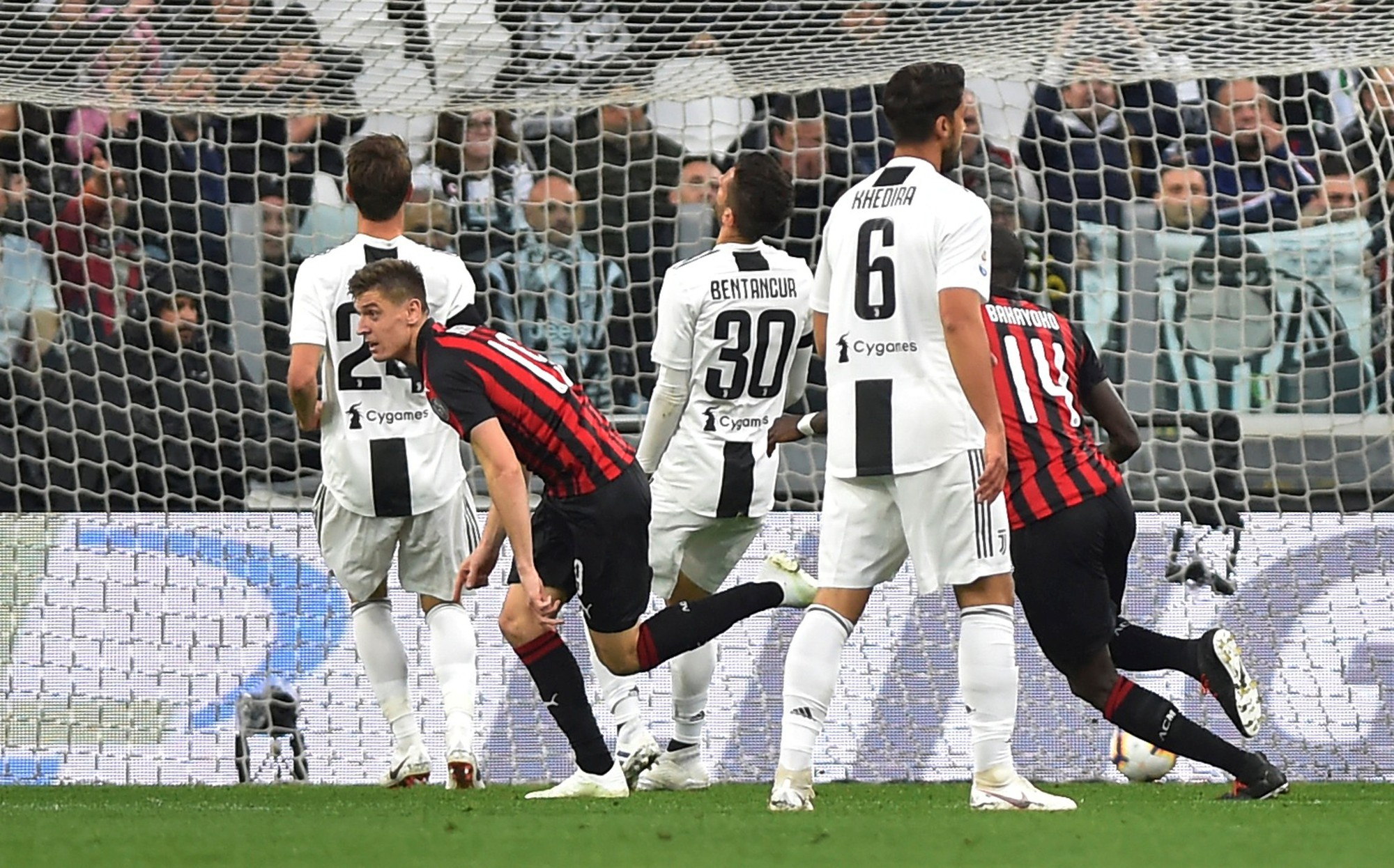 Dortmund thua tan t&aacute;c Bayern Munich, Juventus ngược d&ograve;ng hạ Milan - Ảnh 6.