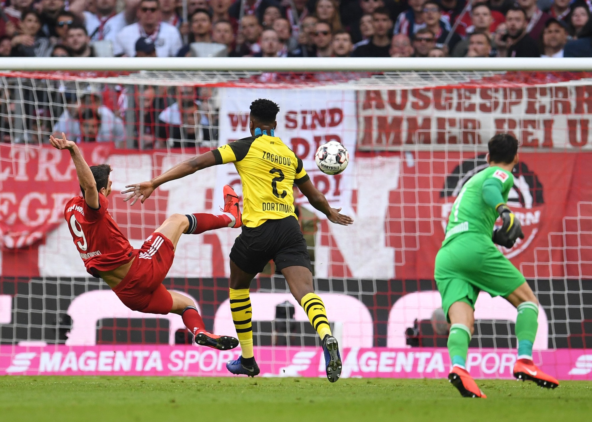 Dortmund thua tan t&aacute;c Bayern Munich, Juventus ngược d&ograve;ng hạ Milan - Ảnh 3.
