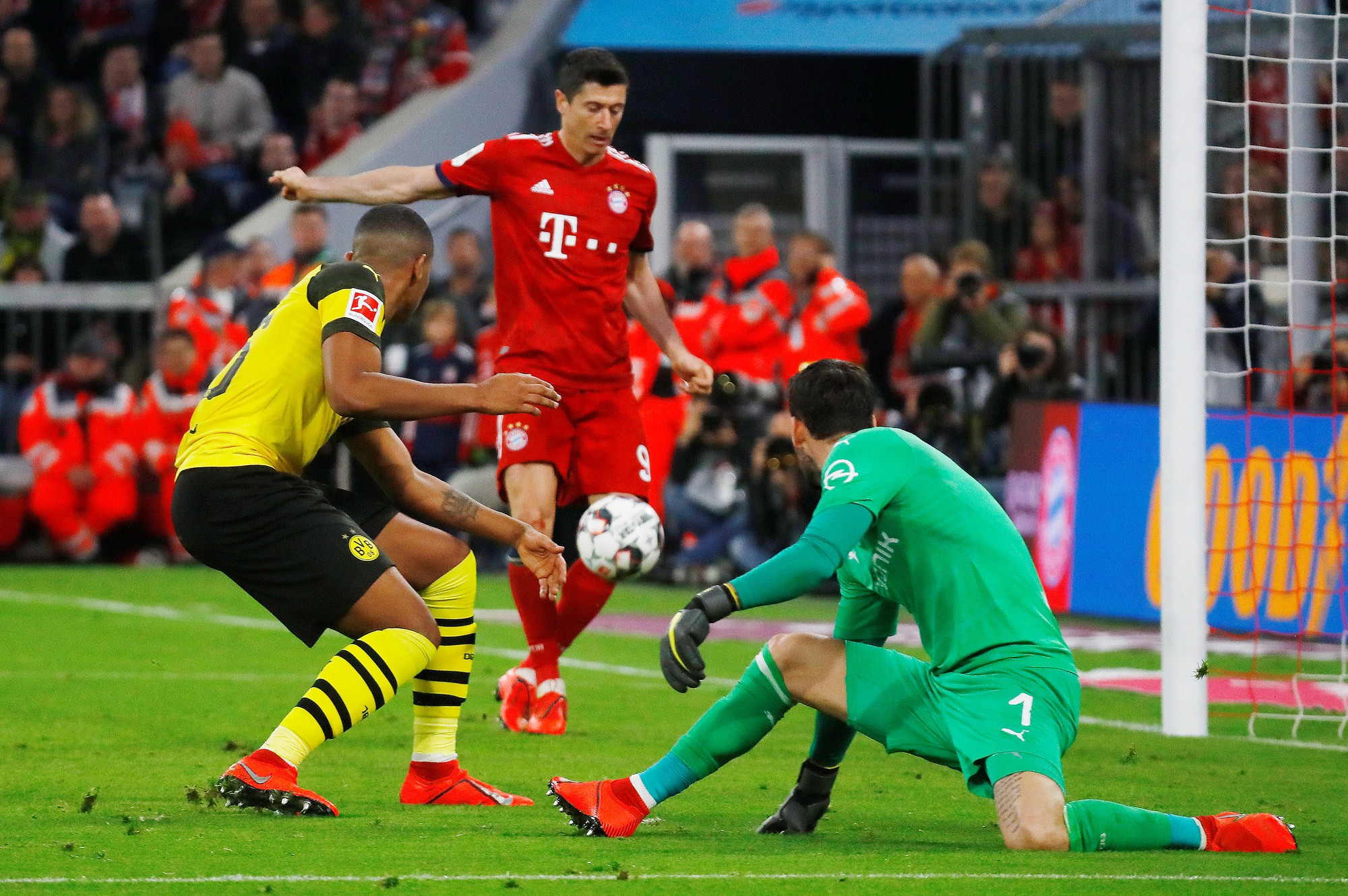 Dortmund thua tan tác Bayern Munich, Juventus ngược dòng hạ Milan