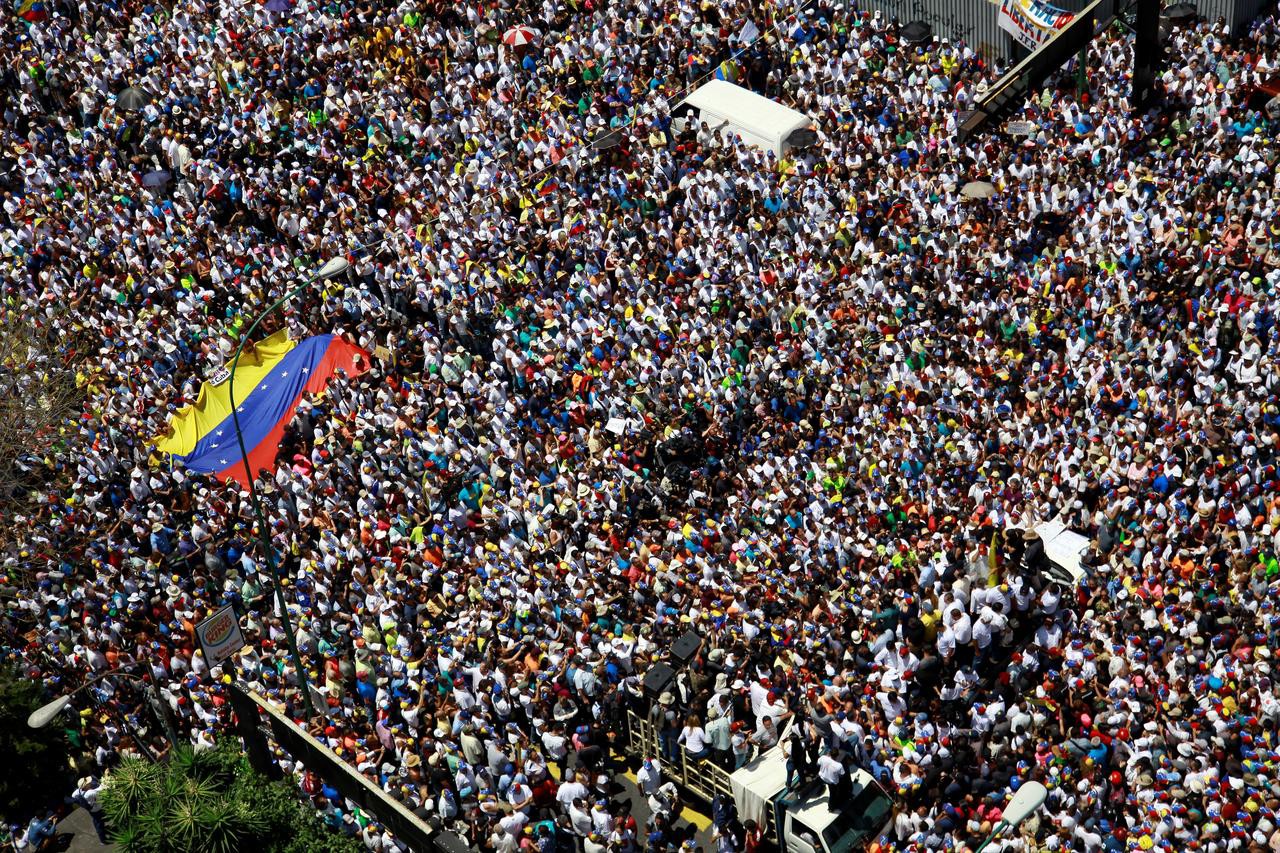 Venezuela: H&agrave;ng chục ng&agrave;n người biểu t&igrave;nh đ&ograve;i điện, nước - Ảnh 2.