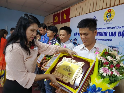 CÔNG TY CƠ KHÍ TÂN THANH: Thưởng vàng cho người lao động - Ảnh 1.