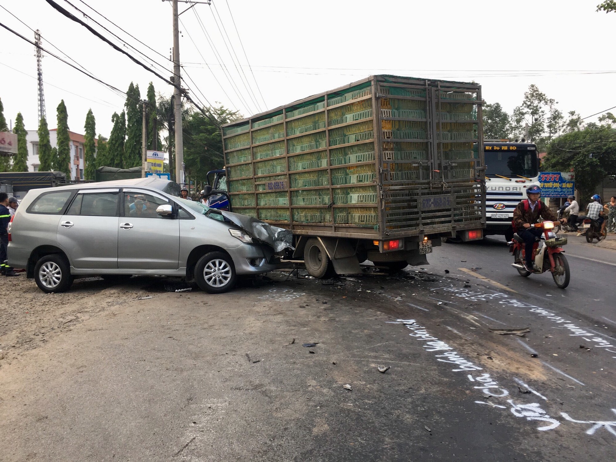 Đồng Nai: Xe tải t&ocirc;ng thẳng xe 7 chỗ tr&ecirc;n Quốc lộ 20 - Ảnh 2.
