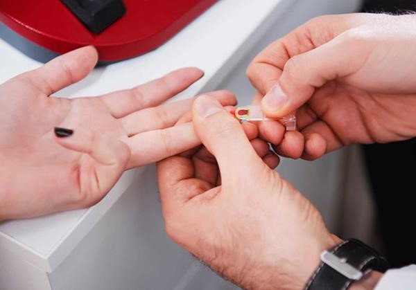 Kẻ dùng vật nhọn đâm khiến nhiều người điều trị phơi nhiễm HIV khai gì?