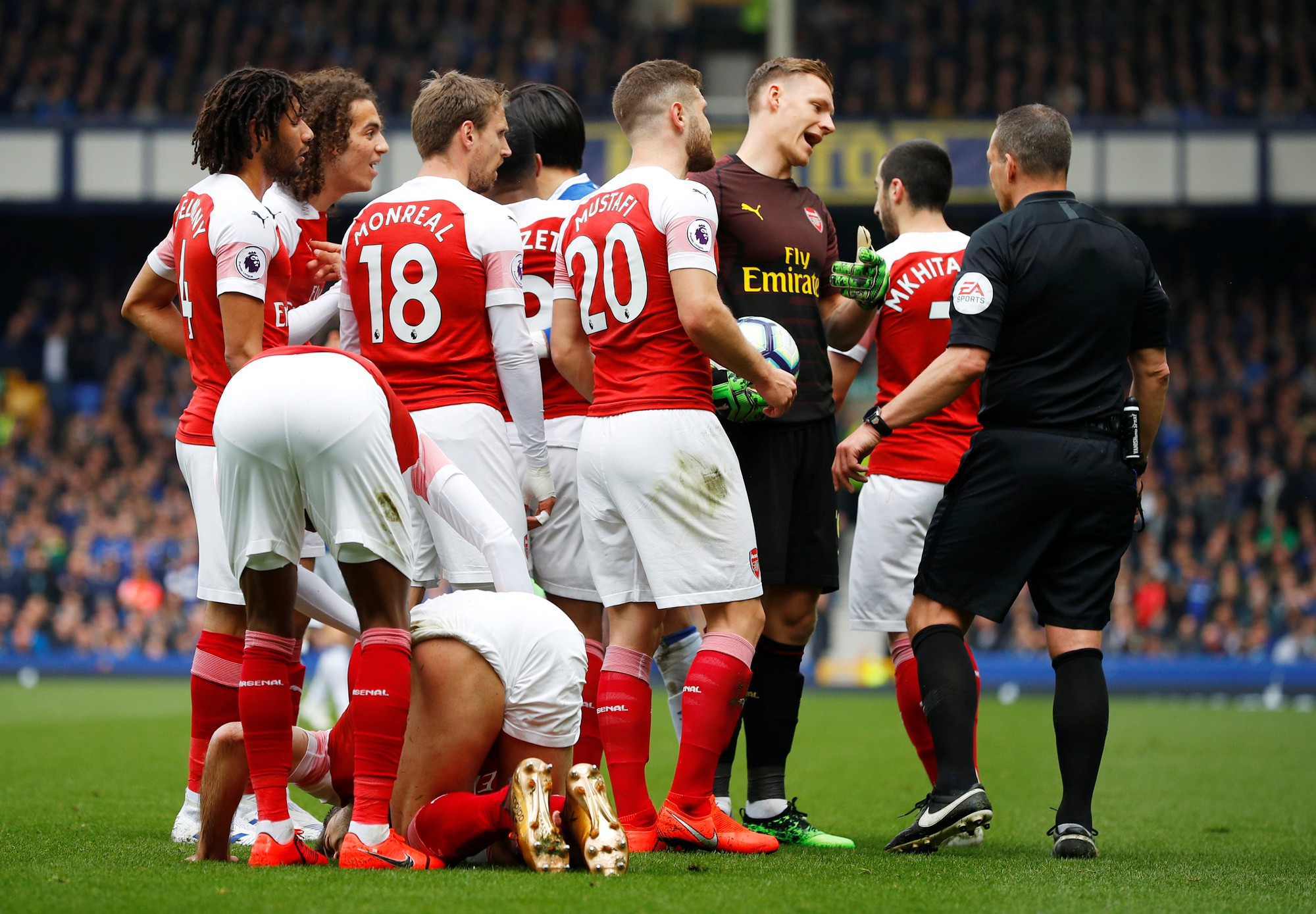 Ozil ném áo ngày Arsenal thua trận trên sân Everton
