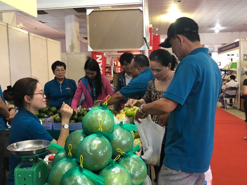Kết nối giao thương tại hội chợ "Tôn vinh hàng Việt"