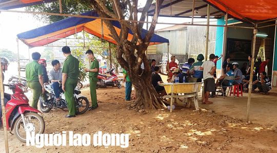 Đang bán hàng, chủ cửa hiệu bị 1 thanh niên xông vào đâm chết