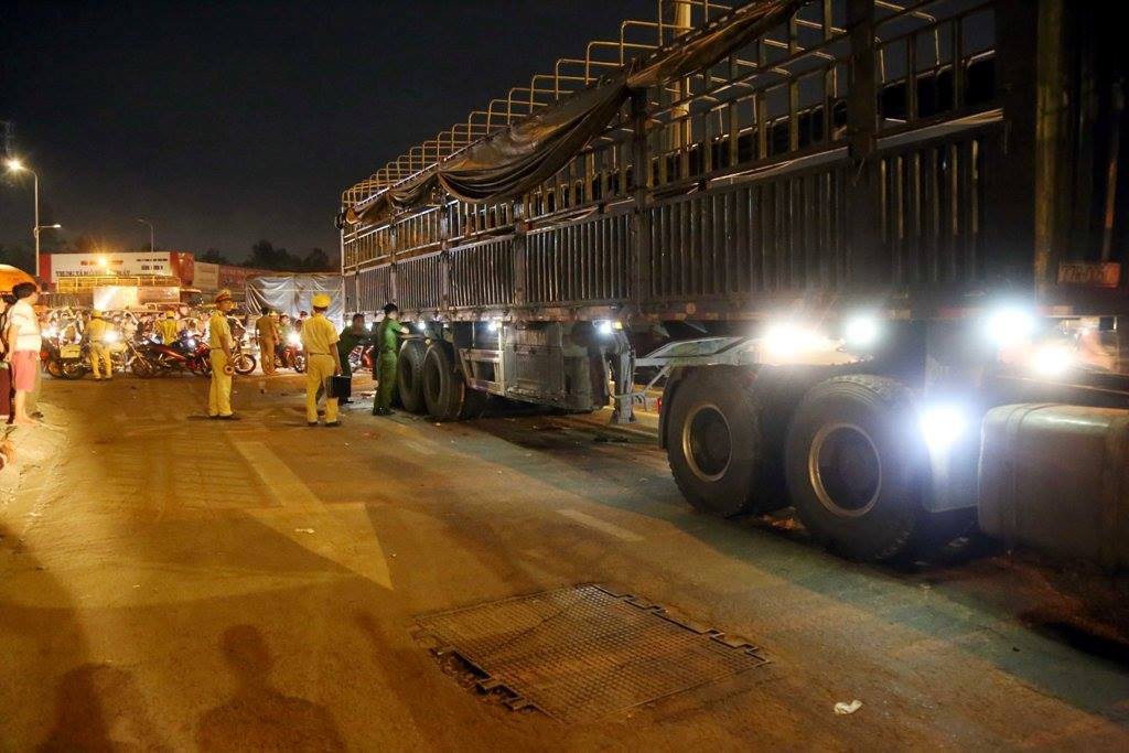 2 người tử vong dưới b&aacute;nh xe đầu k&eacute;o tại n&uacute;t giao tử thần ở TP HCM - Ảnh 1.