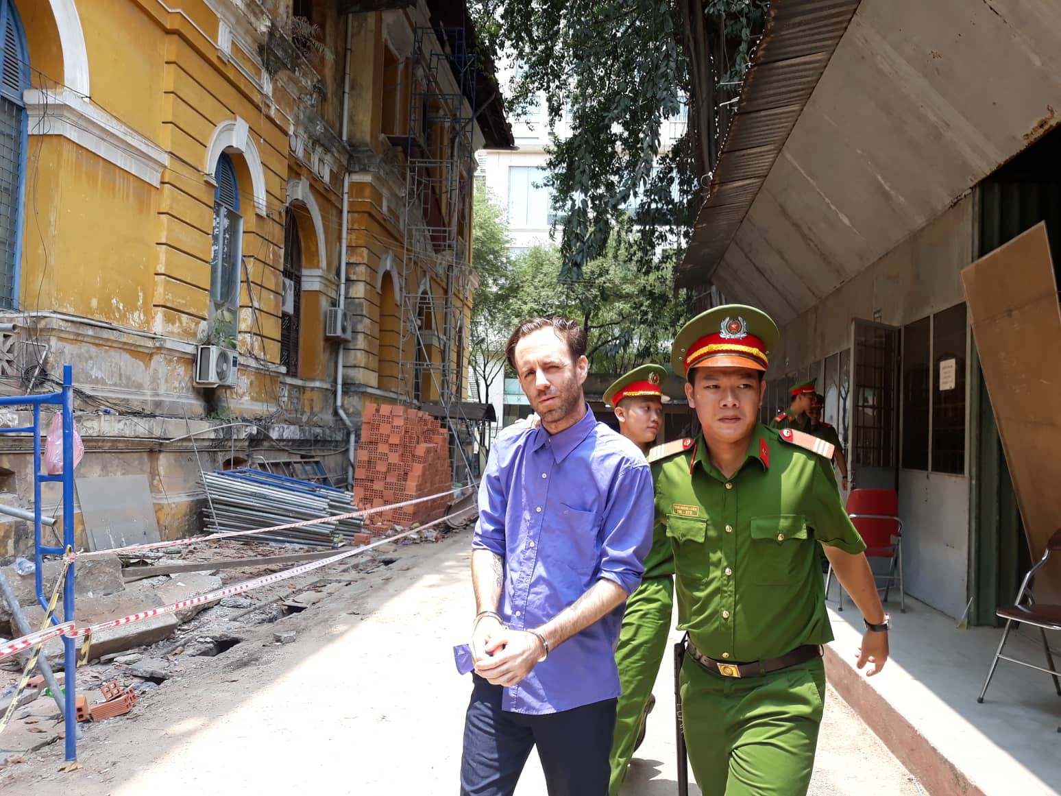Ông Tây say xỉn, không biết đã tông chết người đi xe đạp - Ảnh 1.