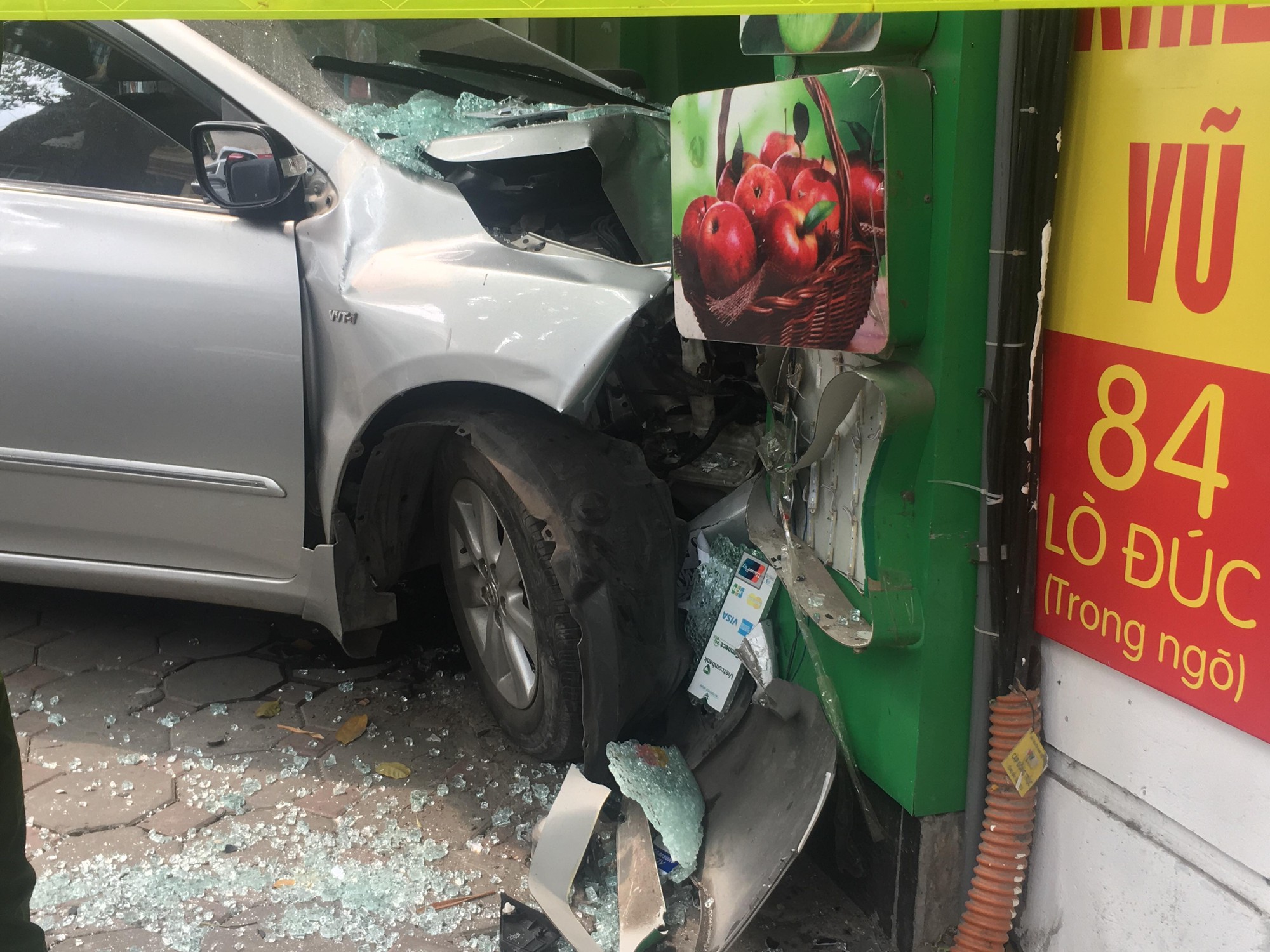 Xế hộp do nữ tài xế điều khiển bất ngờ lao thẳng vào cửa hàng ở Hà Nội - Ảnh 7.