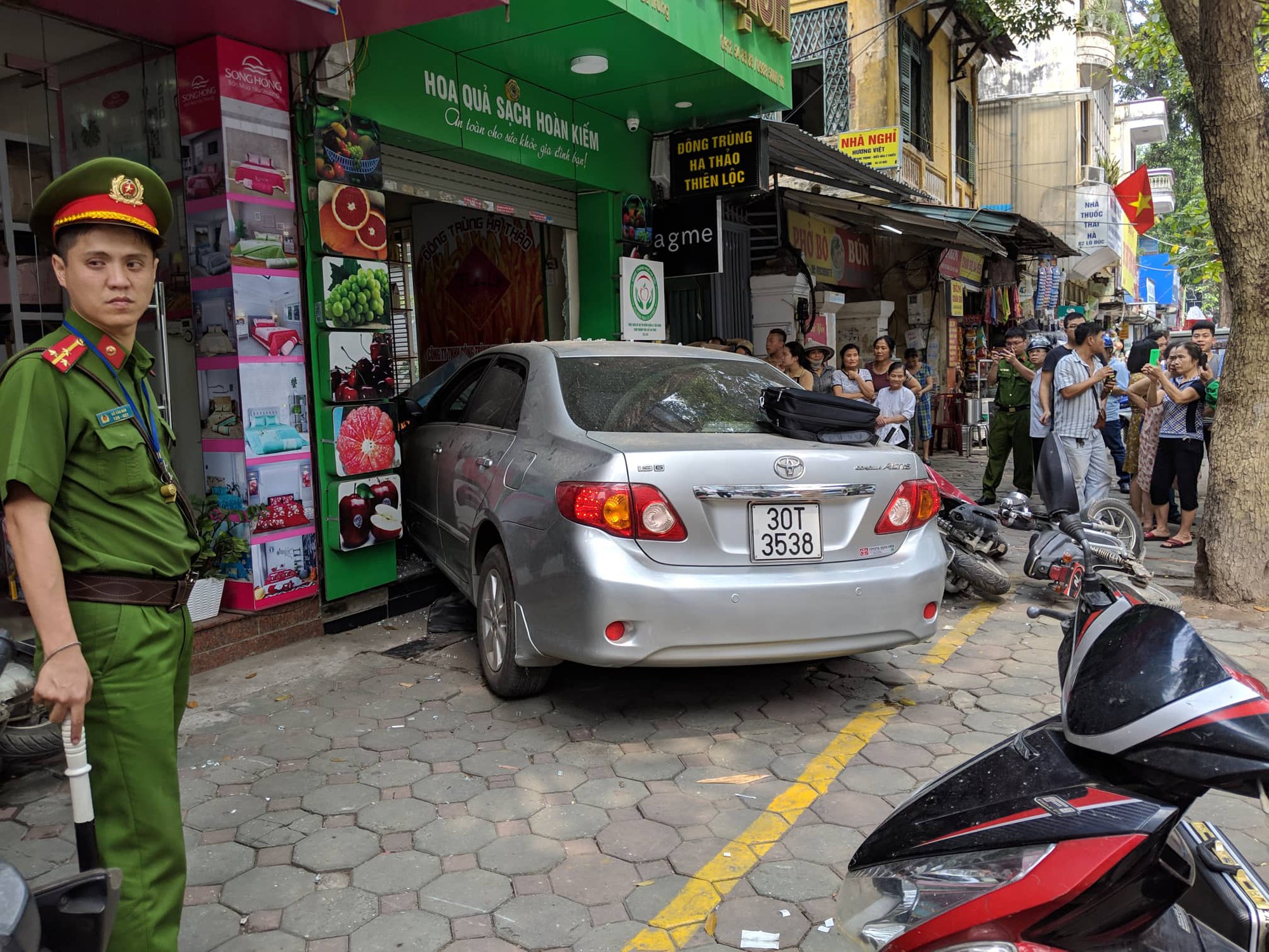 Xế hộp do nữ tài xế điều khiển bất ngờ lao thẳng vào cửa hàng ở Hà Nội - Ảnh 2.