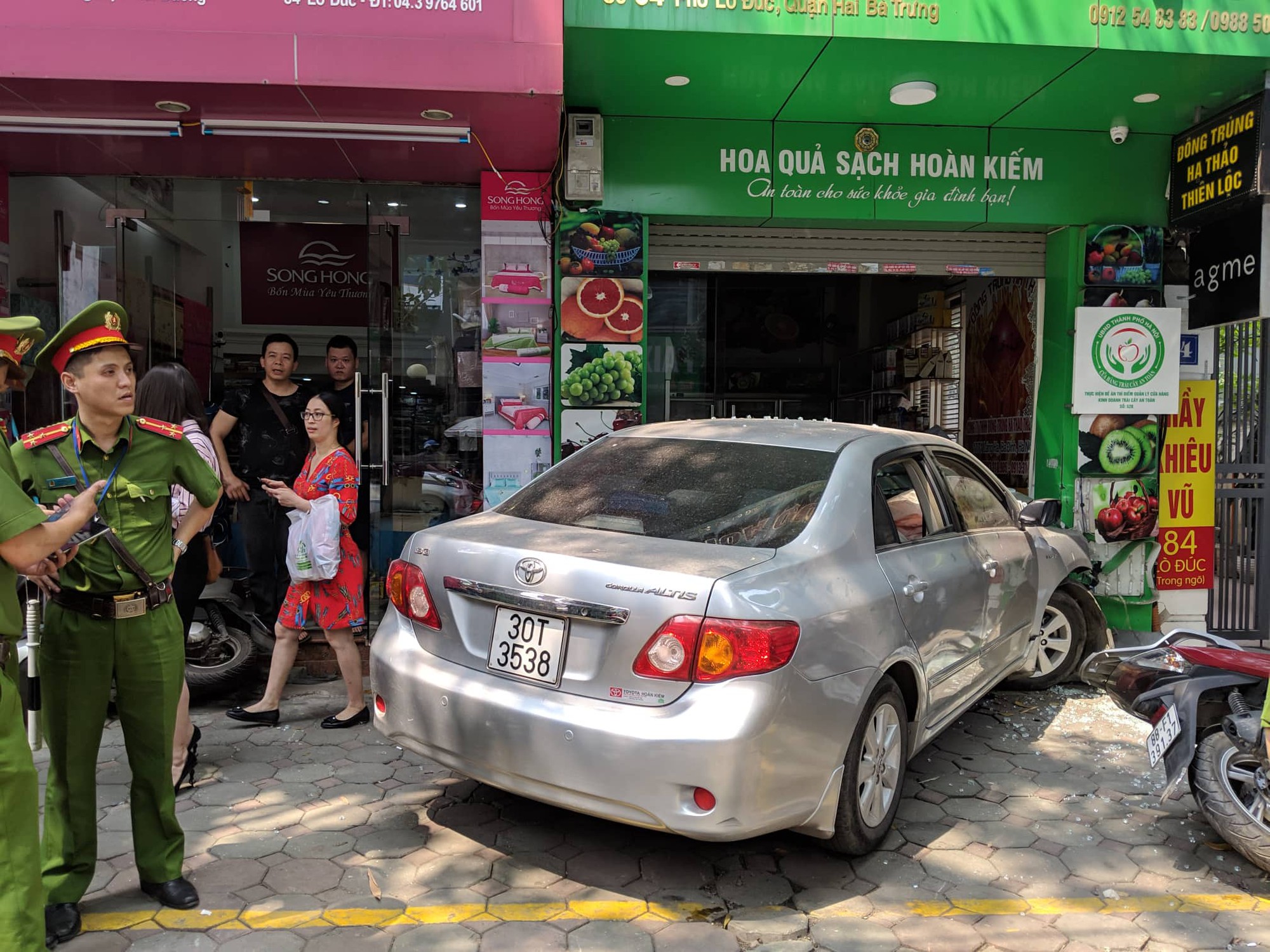 Xế hộp do nữ tài xế điều khiển bất ngờ lao thẳng vào cửa hàng ở Hà Nội - Ảnh 1.