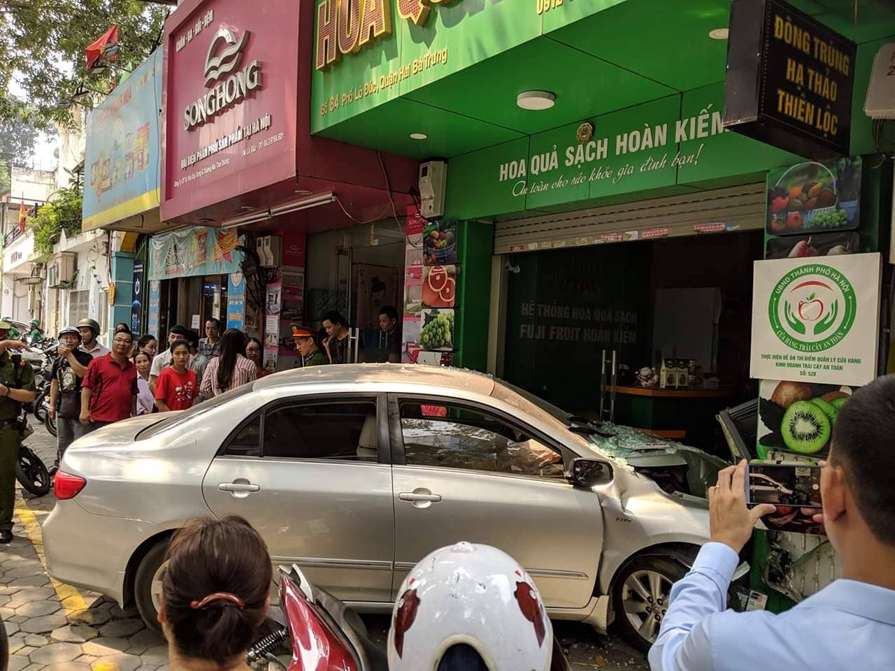 Xế hộp do nữ tài xế điều khiển bất ngờ lao thẳng vào cửa hàng ở Hà Nội - Ảnh 4.